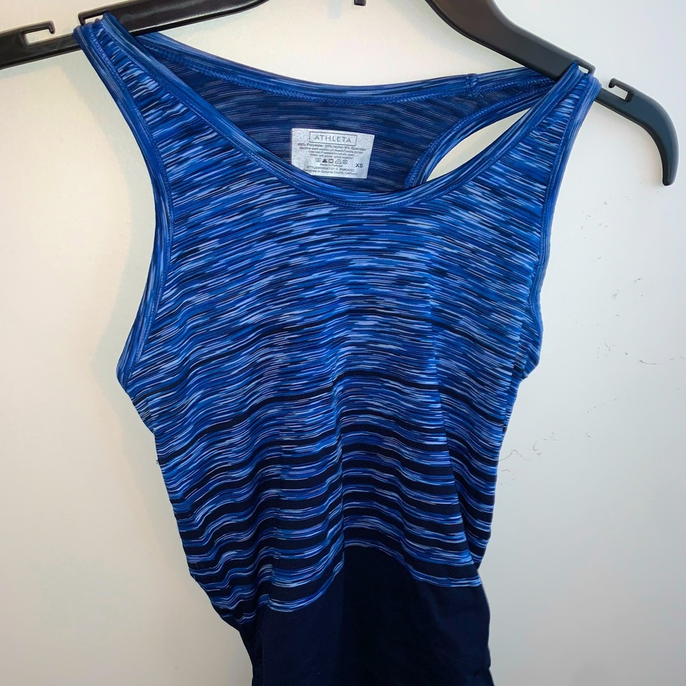 ATHLETA NAVY BLUE PATTERNED TANK TOP, SIZE SMALL.